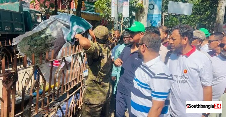 ফয়’স লেক এলাকায় ফুটপাত দখলমুক্ত করলো চসিক