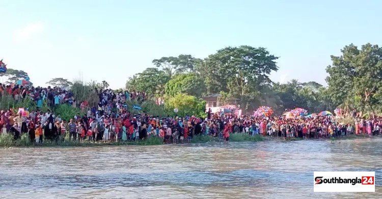 বৈঠার ছন্দে মুখর সন্ধ্যা নদী, উৎসবে মাতলো হাজারো মানুষ