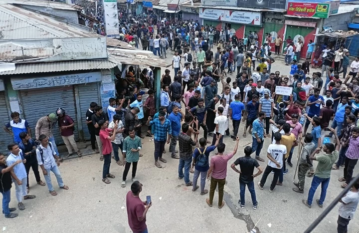 গাইবান্ধায় আ’লীগ অফিসে আগুন, আহত ১২