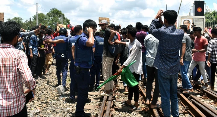 সান্তাহারে কোটাবিরোধীদের ট্রেন অবরোধ