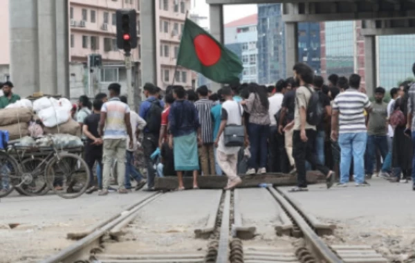 মহাখালীতে অবরোধ, রাজধানীর সঙ্গে সারাদেশের রেল যোগাযোগ বন্ধ