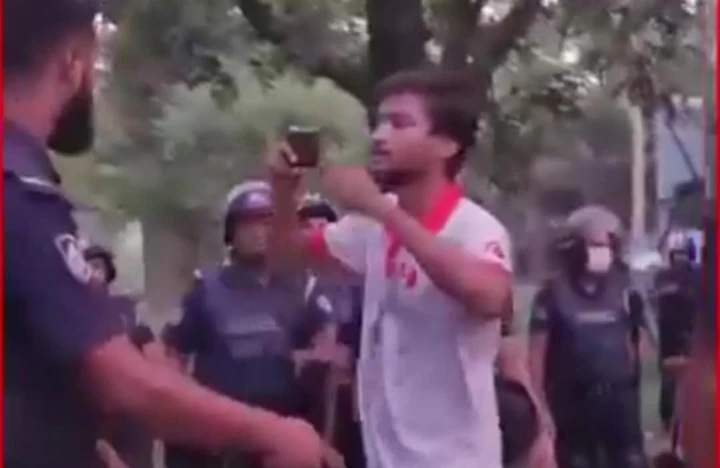 জাবিতে ছবি তোলায় সাংবাদিককেও পেটালো পুলিশ